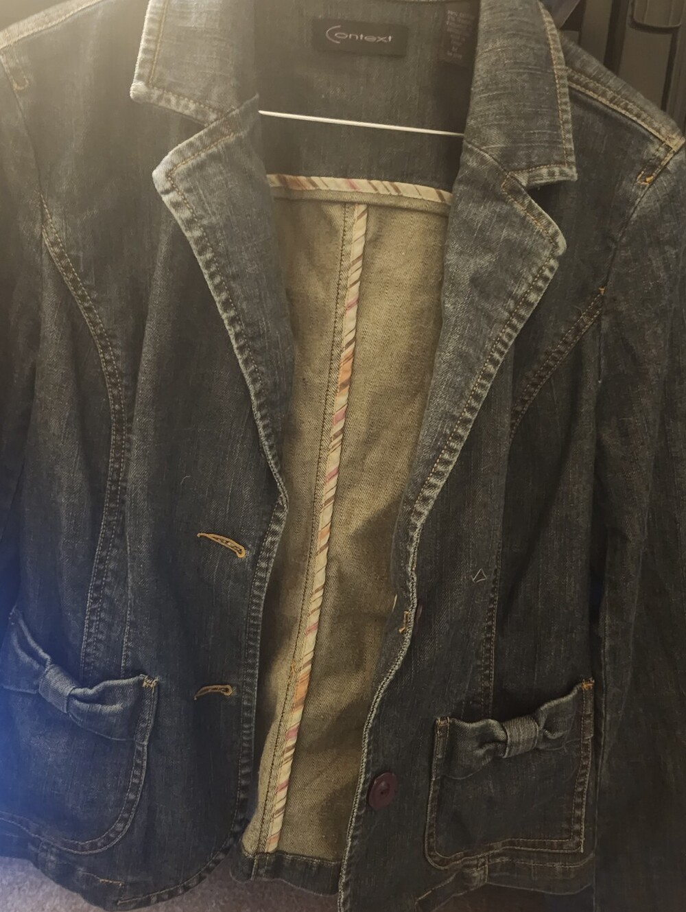 Women's short denim jacket with cute pockets